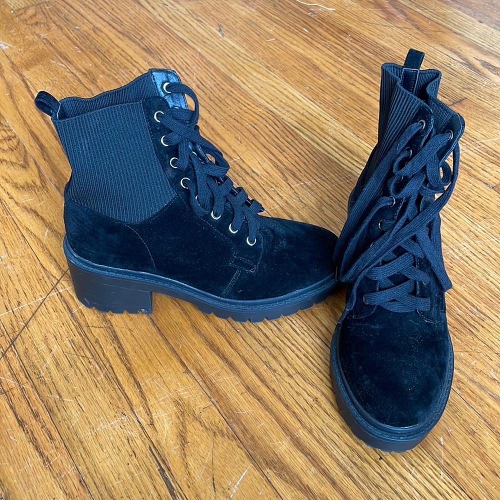 Black suede-ish heeled boots - Forever 21